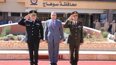 محافظ سوهاج يضع إكليلا من الزهور على النصب التذكاري للشهداء 