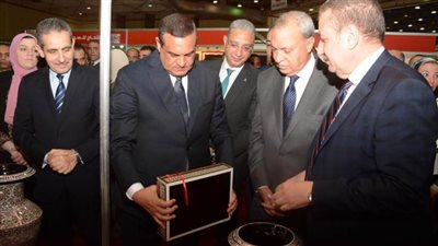 وزيرا التنمية المحلية والبيئة يفتتحان جناح 