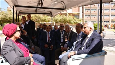 رئيس جامعة أسيوط يصطحب الضيوف المشاركين في المنتدى الأول للجامعات المصرية
