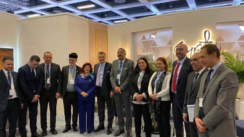 الوزير مع وفد من