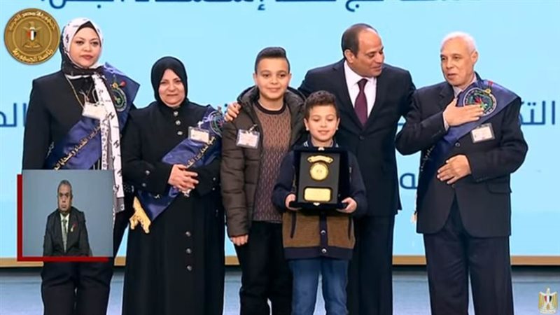 الرئيس السيسي يكرم