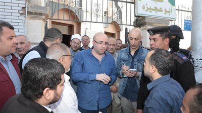 محافظ بني سويف يلتقي عددًا من المواطنين ويستمع لمطالبهم واحتياجاتهم