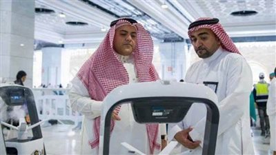 رئاسة الحرمين تستحدث روبوتات ذكية ومنصات رقمية تجوب أرجاء المسجد الحرام