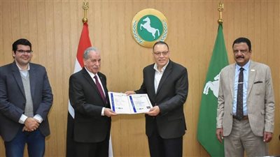 محافظ الشرقية يتسلم شهادات الحصول على اعتماد الجودة من 3 شركات