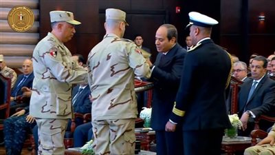 الرئيس السيسي يتسلم هدية تذكارية من رئيس شركة النصر للكيماويات الوسيطة