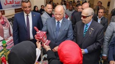 محافظ القاهرة يوزع 3 آلاف شنطة مواد غذائية 