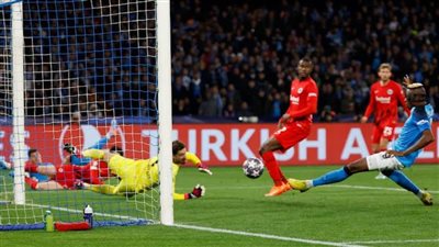 نابولي يتخطى أينتراخت فرانكفورت ويتأهل لربع نهائي الأبطال