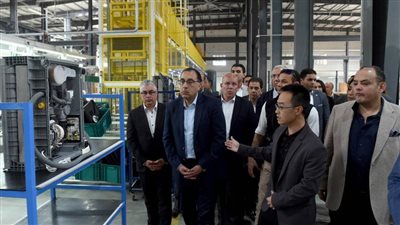رئيس الوزراء يتفقد مصنع 