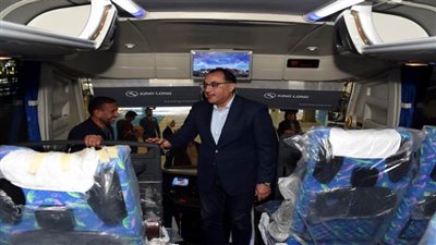  رئيس الوزراء يتفقد مصنع الشركة العربية للتجارة والتصنيع وخدمات النقل لتصنيع وتجميع الحافلات بمختلف أنواعها