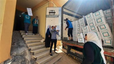 حياه كريمة بالوادي الجديد تشارك مبادرة كتف بكتف بتوزيع 5000 كرتونة للمستحقين بالمحافظة
