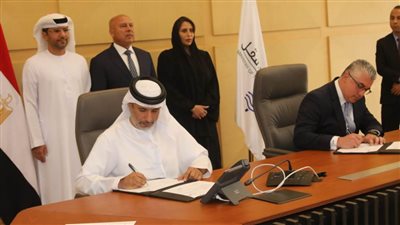 وزير النقل وسفيرة الإمارات بالقاهرة يشهدان توقيع عدد من العقود واتفاقيات ومذكرات التفاهم في مجال النقل البحري
