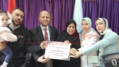 وكيل تعليم كفر الشيخ يستقبل الأم المثالية الأولى بالورود ويكرمها وأنجالها   