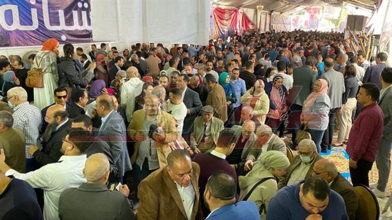 توافد حشود الصحفيين