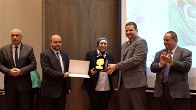 امرأة فوق العادة.. وزير المالية يكرم مها علي رئيس وحدة الإعلام بمصلحة الضرائب 