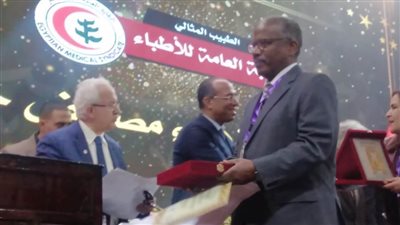 تكريم نائب رئيس جامعة الوادي الجديد والمشرف على كلية الطب البشري
