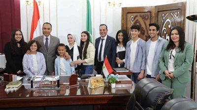 نائب محافظ المنيا يلتقي عددًا من الطلاب قبيل زيارتهم للمشروعات القومية بالمعصرة 