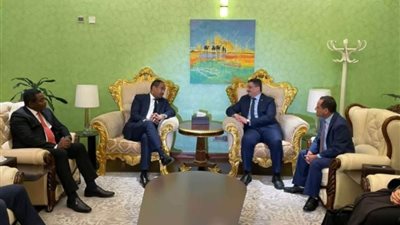 الحكومة اليمنية ترحب بإطلاق سراح 887 أسيرًا ومختطفًا