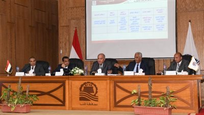 محافظ قنا يبحث جاهزية القطاعات الخدمية بالمحافظة لمواجهة مخاطر الزلازل 