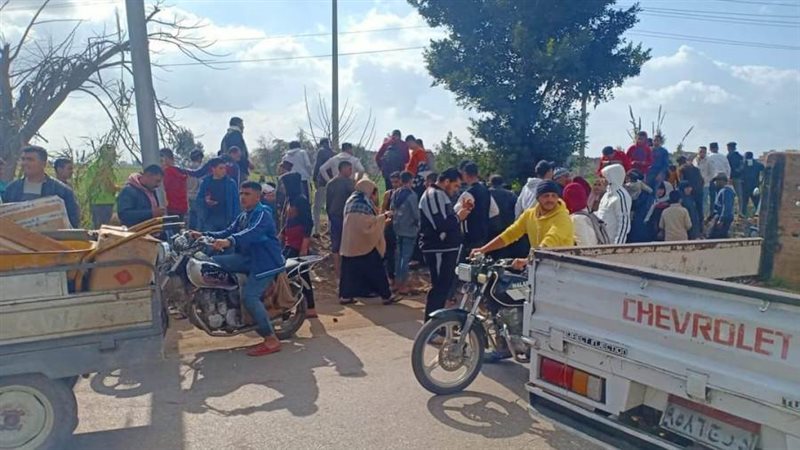 تجمهر الأهالي بمحل