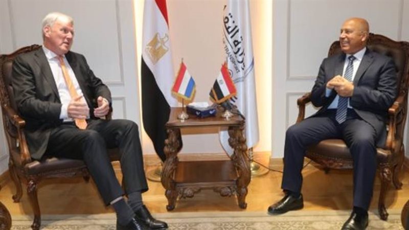 وزير النقل مع السفير