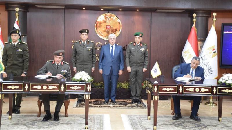 أثناء توقيع البروتوكول