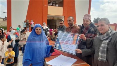 تكريم والدة الشهيد لطفي بسيوني ومنح شهادة تقدير للطلاب المتفوقين بمدرسة السحماوي