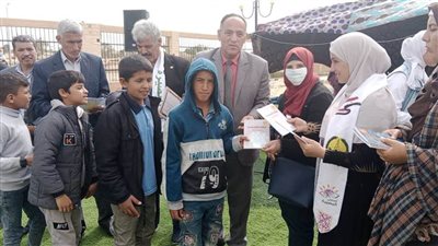 أهالي وأطفال شهداء قرية الروضة يستقبلون قافلة الثقافة للجميع 