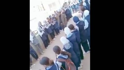 طالبات مدرسة أم القصور للتعليم الأساسى يكرمن مُعلمهم لبلوغة سن المعاش