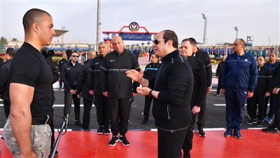 بالصور.. الرئيس السيسي فجرًا وسط طلاب أكاديمية الشرطة مع أسرهم 