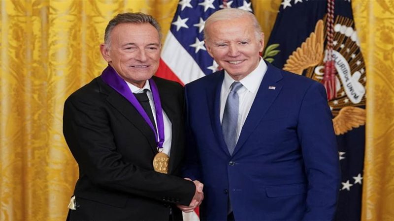 جو بايدن يصافح عازف