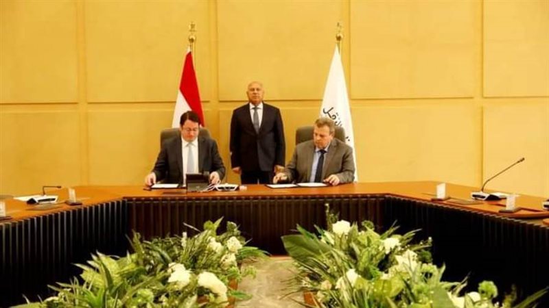 وزير النقل يشهد توقيع