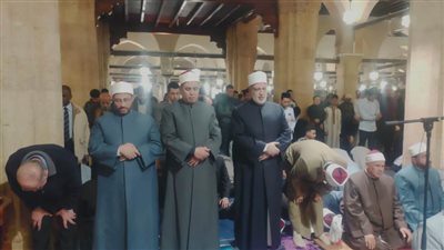 وكيل الأزهر يشارك المصلين أول صلاة تراويح بشهر رمضان بالجامع الأزهر 
