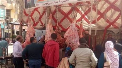 إقبال كبير من المواطنين لشراء السلع الغذائية واللحوم بمنافذ 