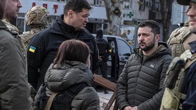 الرئيس الأوكراني يزور منطقة خيرسون جنوبي البلاد ويتعهد باستعادة الأمور إلى وضعها الطبيعي