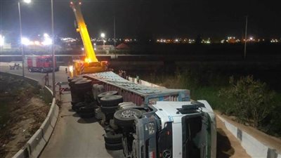 انقلاب تريللا محملة بـ60 طن قمح على طريق رافد جمصة