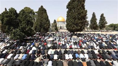 رغم قيود الاحتلال.. 100 ألف فلسطيني يؤدون صلاة الجمعة الأولى من رمضان بالمسجد الأقصى