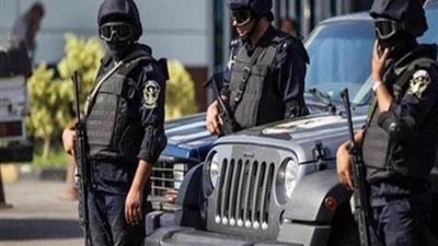 تكريم فرد شرطة ضبط سيارة ميكروباص لا تحمل أرقامًا أمامية 