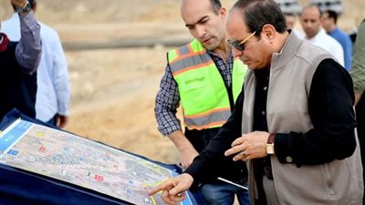 الرئيس عبد الفتاح السيسي يقوم بجولة تفقدية للأعمال الإنشائية لعدد من الطرق والمحاور بالقاهرة الكبرى