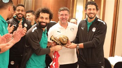 تفاصيل احتفال منتخب مصر بمحمد صلاح خلال المعسكر.. صور 