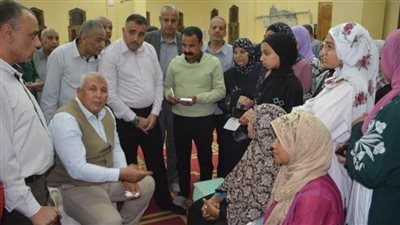 محافظ الوادي الجديد يؤدي صلاة التراويح بمسجد إبراهيم شكري بحي القلقان بالخارجة