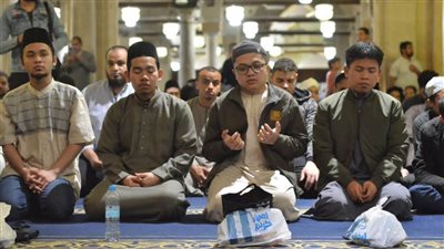 الطلاب الوافدون: رمضان في الأزهر مختلف.. والسر في التراويح