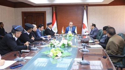 محافظ سوهاج يعقد اجتماعًا لبحث موقف السلع التموينية وإحكام الرقابة على الأسواق والمنافذ 