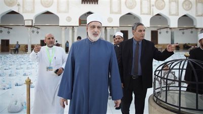 لليوم الخامس.. وكيل الأزهر يشارك الوافدين إفطارهم في صحن الجامع الأزهر