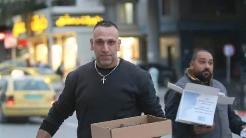 خليل يوزع الماء والتمر