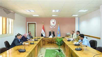 رئيس جامعة سوهاج يعقد اجتماعاً استعداداً للمشاركة بمسابقة أفضل جامعة صديقة للبيئة 