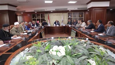 محافظ بني سويف يناقش ملف السكان خلال اجتماع المجلس الإقليمي