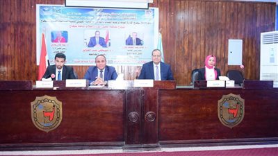 رئيس جامعة سوهاج يثمن تجربة محاكاة مجلس الوزراء ويشيد بالمستوى الأدائي المتميز للطلاب