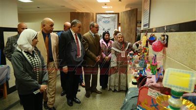 محافظ كفر الشيخ يشيد بمنتجات سيدات نادي المسنين بسخا 