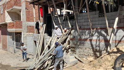 العريش.. وقف أعمال بناء مخالف وعزل رئيس المنطقة من موقعه 