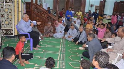 محافظ الوادى الجديد يؤدي صلاة التراويح بمسجد المجاهدين بالخارجة 